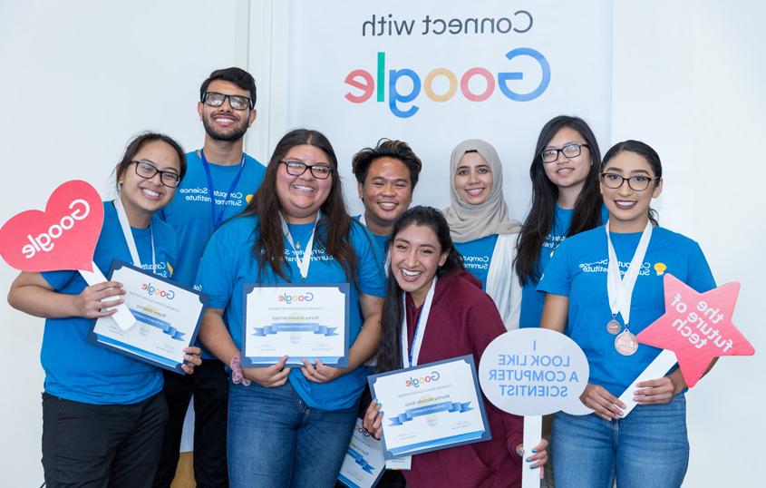一群学生庆祝他们获得“连接谷歌”证书.